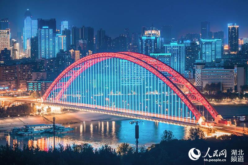 震撼！LED幕墻燈光技術(shù)助力70周年大型燈光秀，告白祖國！
